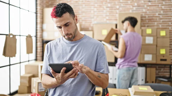 Dos Hombres Comercio Electrónico Trabajadores Negocios Utilizando Touchpad Trabajo Oficina — Foto de Stock