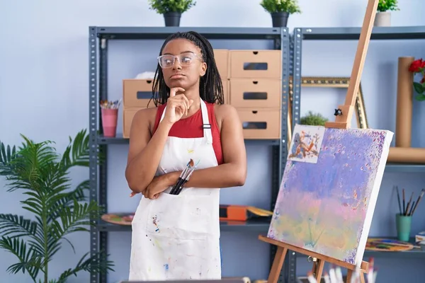 Młody Afrykański Amerykanin Warkoczami Pracowni Malarstwa Artystycznego Płótnie Poważna Twarz — Zdjęcie stockowe