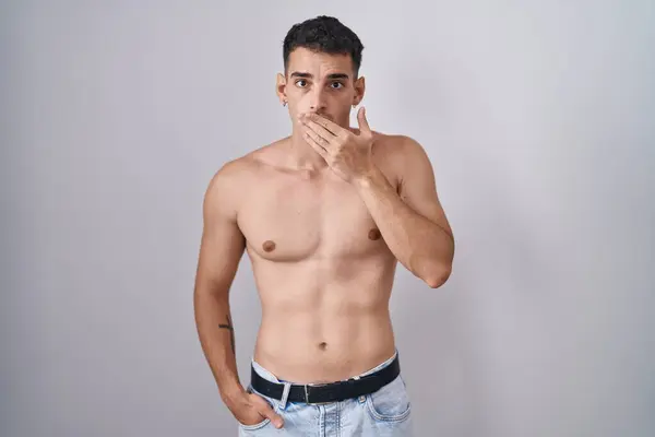 Apuesto Hombre Hispano Pie Sin Camisa Sorprendió Cubriendo Boca Con —  Fotos de Stock