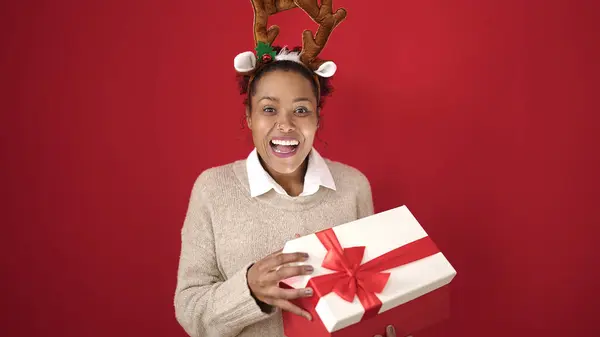 Afrikaans Amerikaanse Vrouw Uitpakken Kerstcadeau Dragen Rendier Oren Geïsoleerde Rode — Stockfoto
