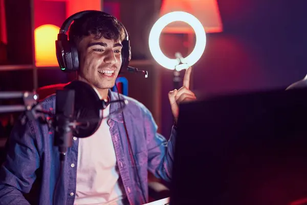 Unge Hispanic Mann Spiller Videospill Smilende Lykkelig Pekende Med Hånd – stockfoto