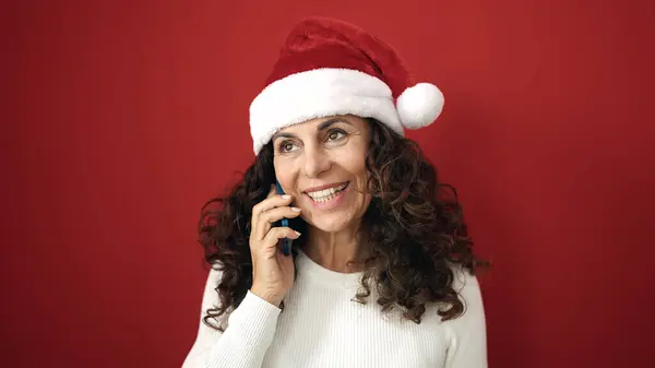 Μεσήλικας Ισπανίδα Γυναίκα Φορώντας Χριστουγεννιάτικο Καπέλο Μιλώντας Στο Smartphone Πάνω — Φωτογραφία Αρχείου