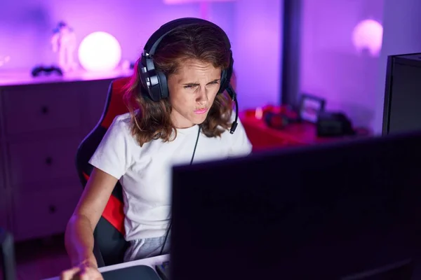 Young Beautiful Hispanic Woman Streamer Playing Video Game Using Computer — Stockfoto