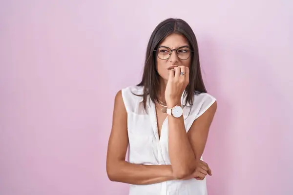 Brunette Young Woman Standing Pink Background Wearing Glasses Looking Stressed — Stock Photo, Image