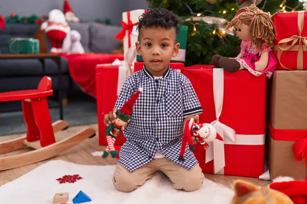 Africký Americký Chlapec Hraje Hračkami Sedí Podlaze Vánoční Dárky Doma — Stock fotografie