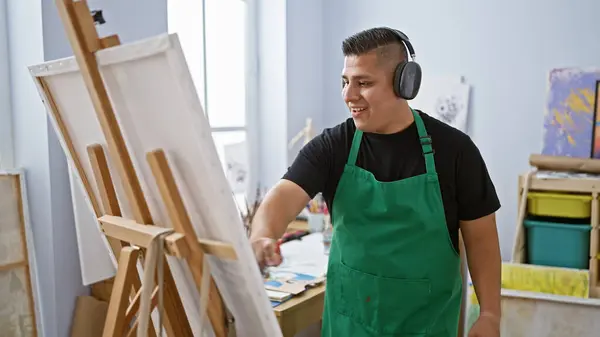 Glimlachende Knappe Latijnse Man Met Koptelefoon Volledig Geabsorbeerd Zijn Muziek — Stockfoto