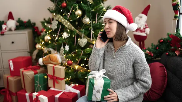 Mladá Krásná Hispánská Žena Mluví Smartphone Sedí Pohovce Vánočního Stromku Stock Snímky