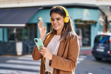 Genç, güzel, İspanyol bir kadın gülümsüyor.