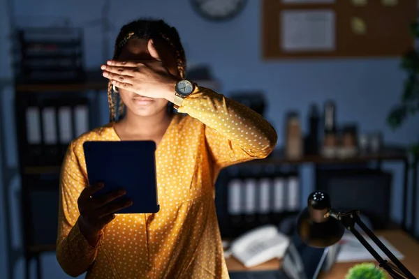 Mujer Afroamericana Con Trenzas Trabajando Oficina Por Noche Con Tabletas — Foto de Stock