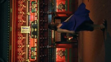 Tokyo 'da büyüleyici bir gece, güzel İspanyol kadın geleneksel bir Japon tapınağında elbiseyle dolaşırken yakalandı.