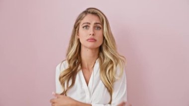 Kırık kalpli, genç, sarışın bir kadın. Tişörtleri titriyor. Yüzünde kış şokundan dolayı üzgün bir ifade var.