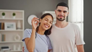 Güzel bir çift. İlişkilerine güveniyorlar, sarılıyorlar ve gülümsüyorlar. Yeni evlerinin anahtarını ellerinde tuttukları aşikâr.