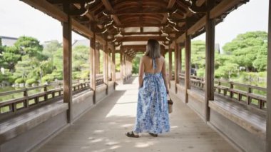 Güzel bir İspanyol kadın, mutluluğun ve özgüvenin ışıltılı bir portresi, Kyoto, Japonya 'da geleneksel jingu müziğine neşe içinde gülümseyen ve poz veren kaygısız eğlence ve başarı tasvir eden
