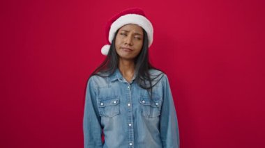 Afrika kökenli Amerikalı bir kadın Noel şapkası takıp dua ediyor ve şans diliyor.