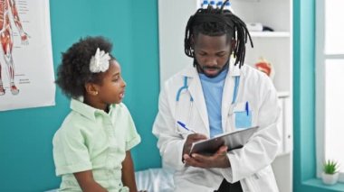 Doktor ve hasta klinikte tıbbi danışmanlık raporu hazırlıyorlar.