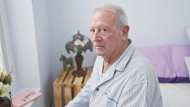 Şişt! Sessiz bir yatak odasında, kendinden emin bir son sınıf öğrencisi pijamalarıyla yatakta oturuyor. Dudaklarında bir parmak ile, sessizliği işaret eder, sakin yüz ifadesine bir sır..