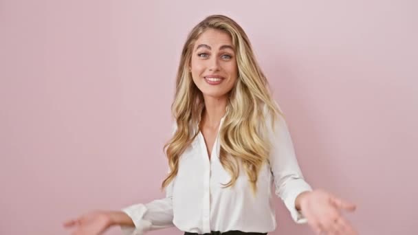 Vrolijke Jonge Blonde Vrouw Overhemd Vol Vertrouwen Opvallend Een Vriendelijke — Stockvideo