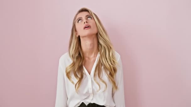 Erschöpfte Junge Frau Rosafarbenen Dunst Blond Hemd Mühsam Aufwachend Müdigkeit — Stockvideo