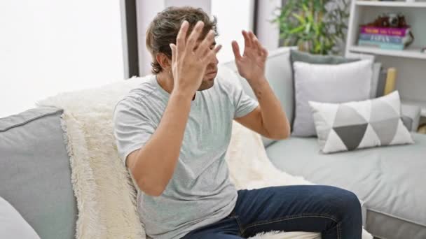 Stres Mladý Muž Snáší Intenzivní Bolest Hlavy Pohovce Obývacím Pokoji — Stock video