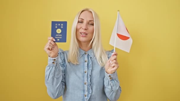 Joyful Jovem Mulher Loira Passaporte Mão Irradiando Com Patriotismo Orgulhosamente — Vídeo de Stock
