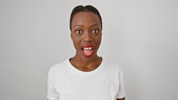 Mulher Americana Africana Confiante Comemorando Alegremente Mostrando Sorriso Vencedor Fundo — Vídeo de Stock