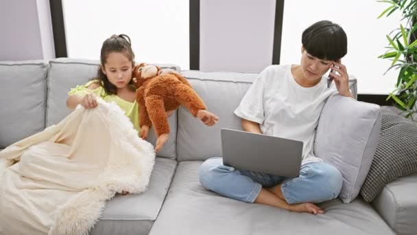 Pewna Siebie Matka Pracująca Domu Laptopie Cieszy Się Swobodną Zabawą — Wideo stockowe