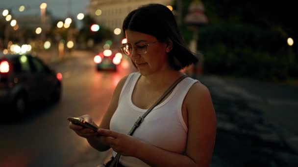 年轻美丽的惊慌失措的女人晚上在街上用智能手机 — 图库视频影像