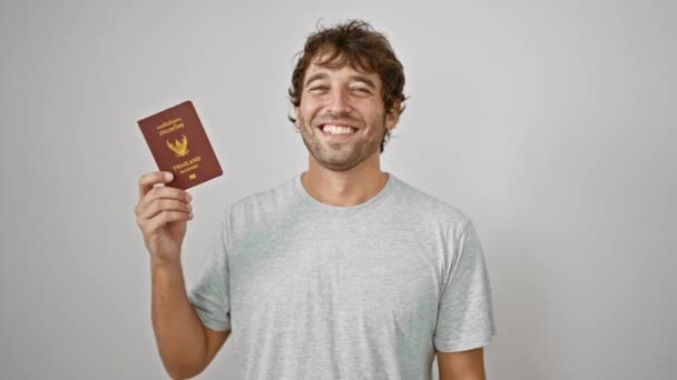 Vrolijke Jonge Thaise Man Vol Vertrouwen Zwaaiend Met Zijn Paspoort — Stockvideo