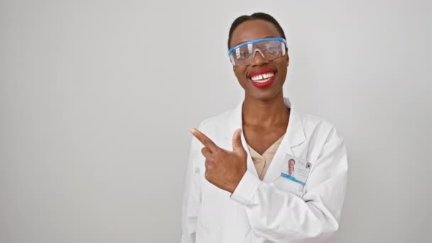 Veselý Afroameričanka Vědec Uniformě Úsměvem Ukazuje Nahoru Stranu Rukou Jasně — Stock video