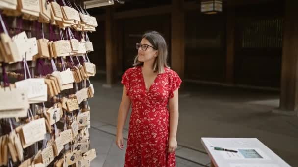 美丽的年轻惊慌失措的女人 戴着眼镜 站在日本三木寺的木板旁边笑着 — 图库视频影像