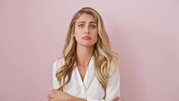 Cœur Brisé Jeune Femme Blonde Chemise Frissonne Triste Expression Sur — Video