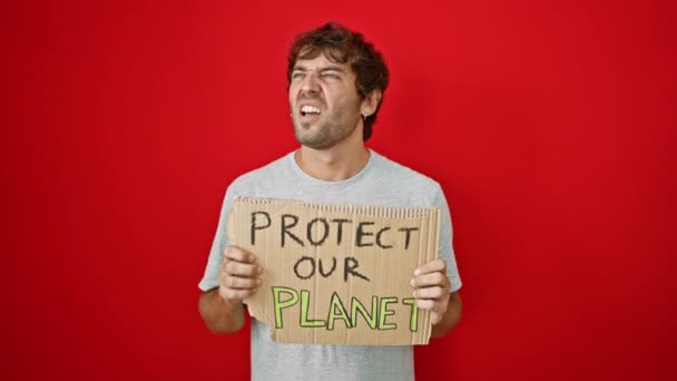 남자의 초상화 운동가 분노와 좌절로 가득한 우리의 지구를 보호배너 빨간색 — 비디오