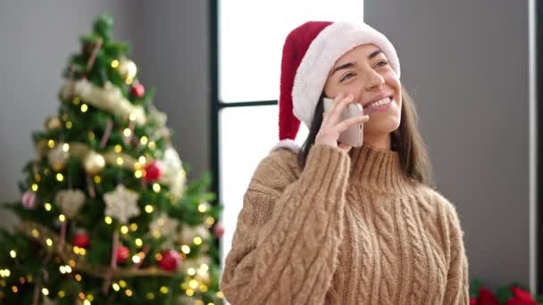 年轻美丽的他的惊慌失措的女人在家里用智能手机庆祝圣诞节 — 图库视频影像