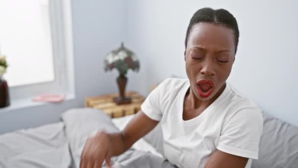 아프리카계 미국인 여자가 손으로 침실에서 얼굴에 — 비디오