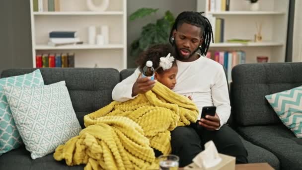 Afroamericano Padre Figlia Essere Malato Cerca Informazioni Bottiglia Farmaci Casa — Video Stock