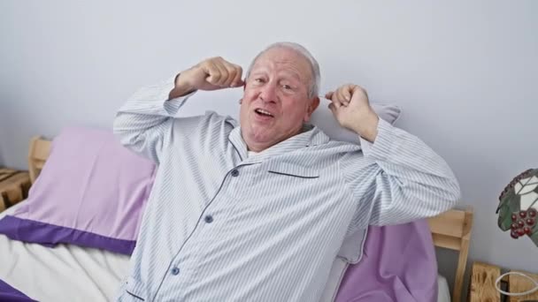 Vreugdevolle Senior Man Duimen Omhoog Succes Zittend Bed Pyjama Een — Stockvideo