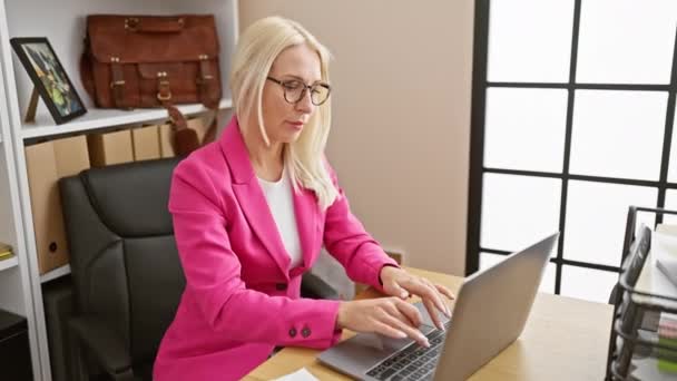 Überarbeitete Junge Blonde Frau Elegante Geschäftsfrau Die Büro Wegen Laptop — Stockvideo