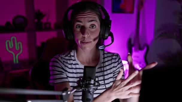 Självsäker Ung Latinamerikansk Kvinna Gamer Dominerar Digital Underhållning Vacker Streamer — Stockvideo