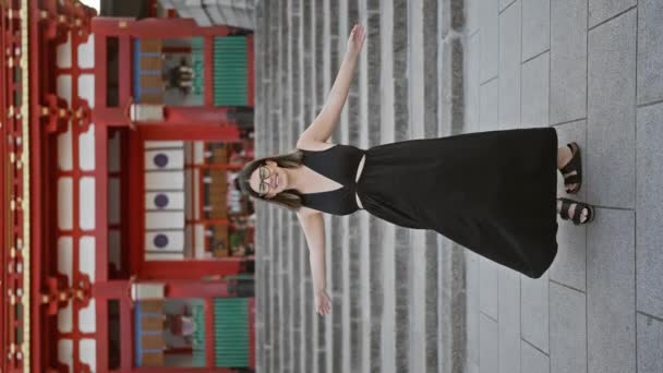 Gözlüklü Neşeli Spanyol Kadın Özgürlüğü Kucaklıyor Gülümsüyor Kyoto Japonya Daki — Stok video