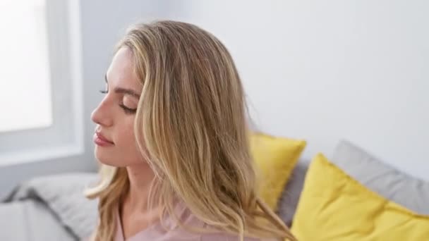 Sarışın Genç Kadın Yatakta Rahat Bir Şekilde Uzanıyor Evinde Ellerini — Stok video