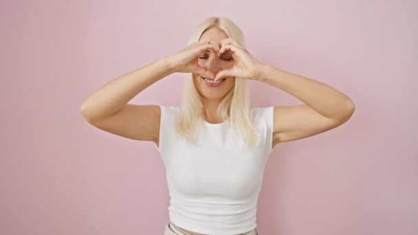 Луной Молодая Блондинка Стоит Напротив Изолированной Розовой Стены Руки Создают — стоковое видео
