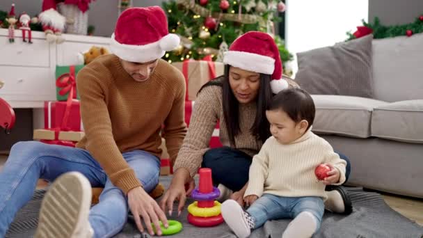 Paar Zoon Zitten Vloer Door Kerstboom Spelen Met Hoepels Speelgoed — Stockvideo