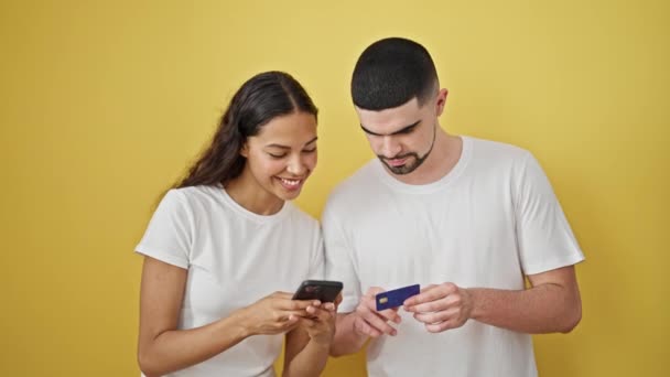 Красива Пара Покупки Смартфоном Кредитною Карткою Посміхається Над Ізольованим Жовтим — стокове відео
