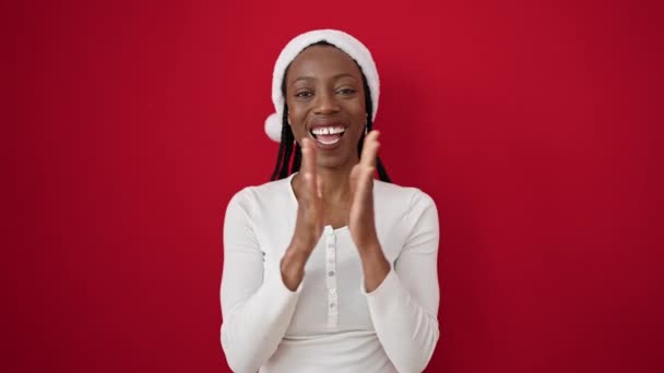 빨간색 배경에 크리스마스 모자를 아프리카계 미국인 — 비디오