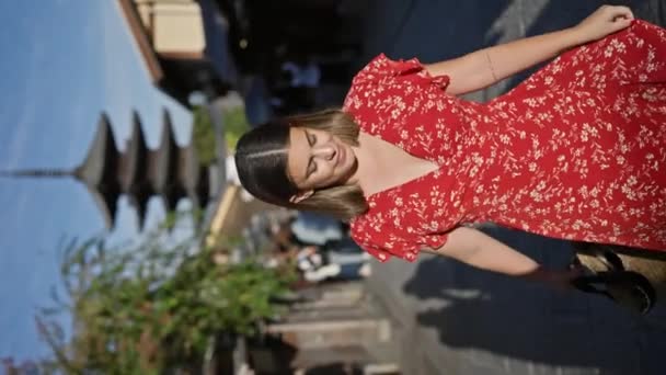 Spinning Rond Vreugde Een Mooie Spaanse Vrouw Onthult Haar Jurk — Stockvideo