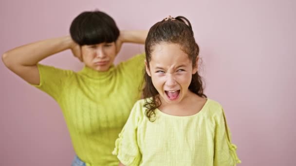 Matka Córka Dwoje Fajnych Członków Rodziny Krzyczących Głośniej Zakrywających Uszy — Wideo stockowe