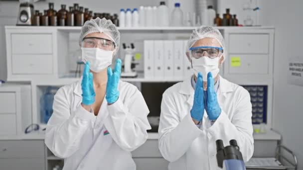 실험실에서 코로나 연구에 돌파구를 마스크와 장갑에 열렬한 과학자 — 비디오