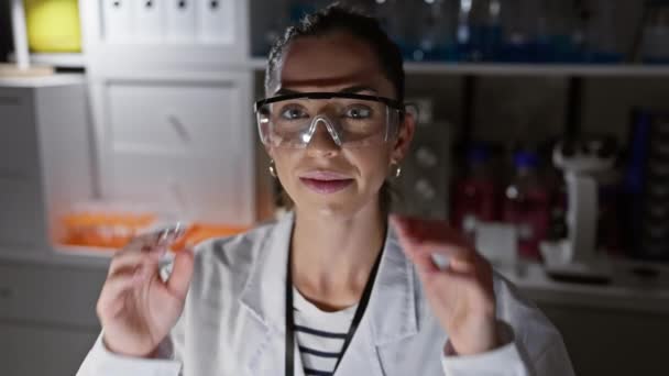 Lächelnde Schöne Junge Hispanische Wissenschaftlerin Nimmt Labor Die Brille — Stockvideo
