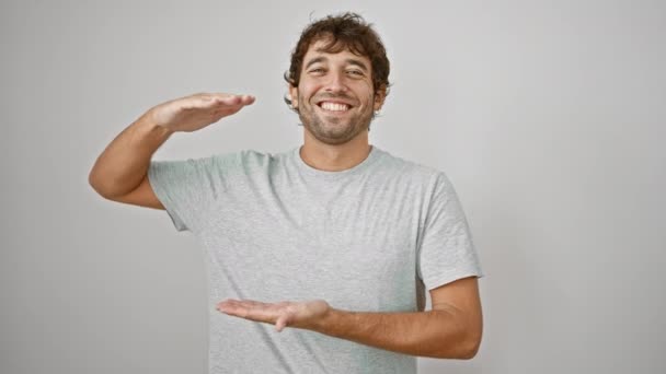 Χαρούμενος Νεαρός Άνδρας Λευκό Shirt Δείχνει Παιχνιδιάρικα Τεράστια Πινακίδα Χειρονομίες — Αρχείο Βίντεο