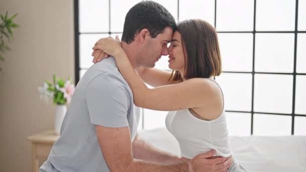 Casal Bonito Abraçando Uns Aos Outros Sentado Cama Beijando Quarto — Vídeo de Stock